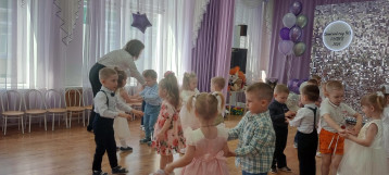 Вот и стали мы на год взрослей Вот и стали мы на год взрослей.